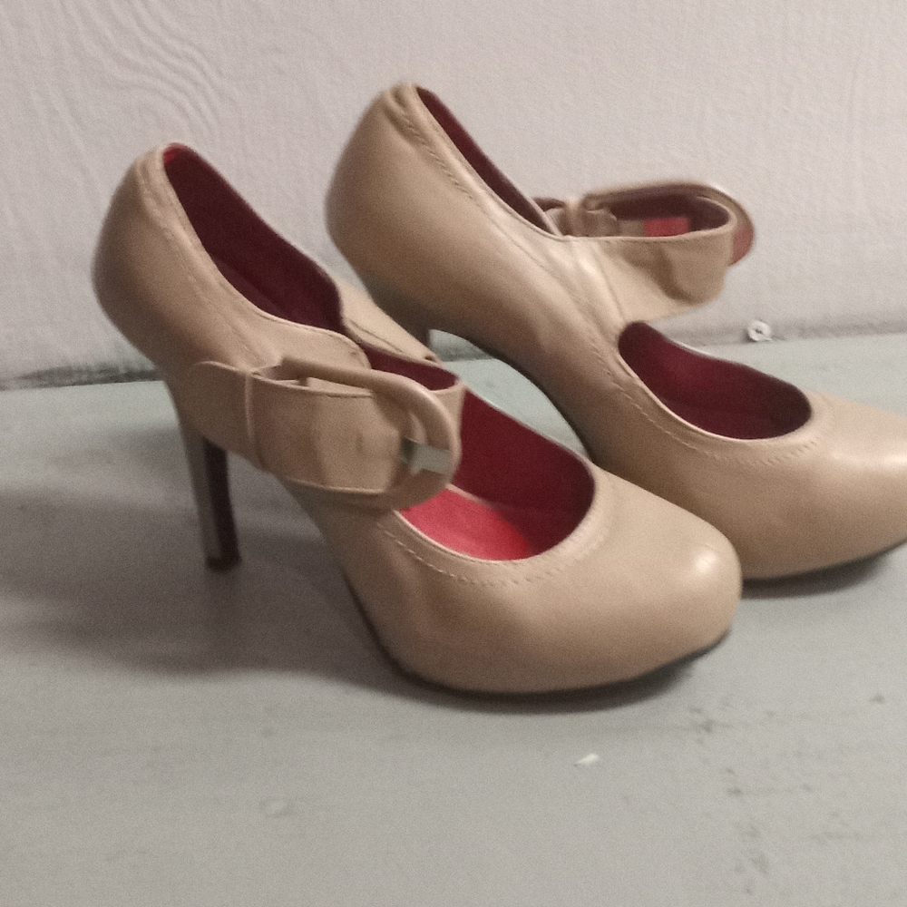 Heels - Picture 2 of 2